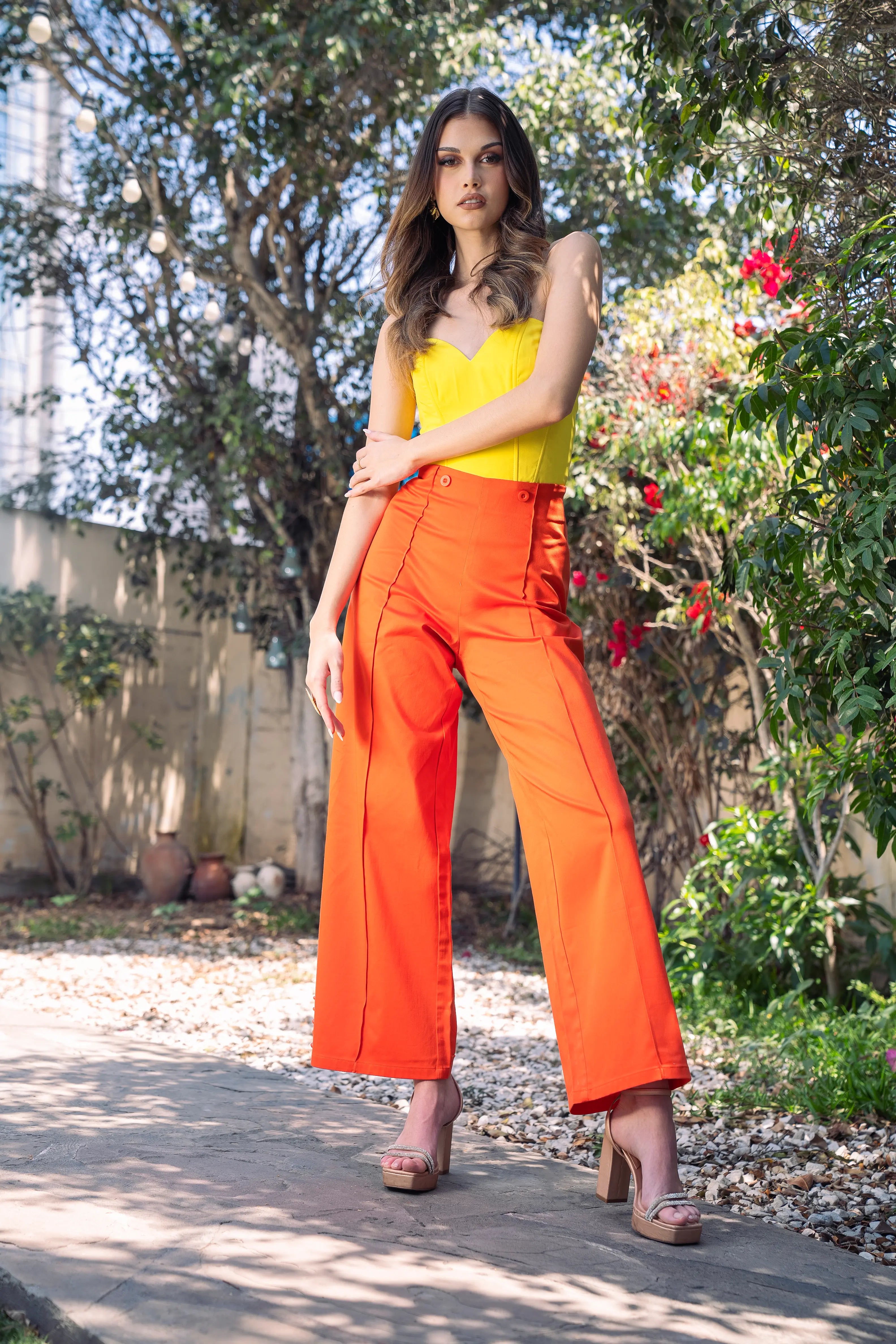 Conjunto vibrante amarillo y naranja